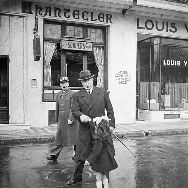Маршал Франции Филипп Петен на фоне Hôtel du Parc и витрины магазина Louis Vuitton, 1944 год
