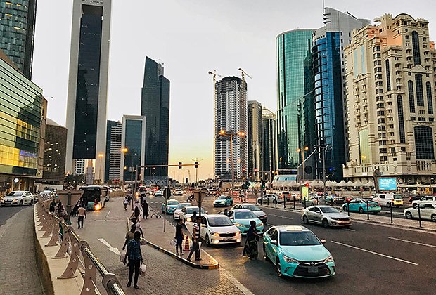 Вечерний трафик на улицах Дохи