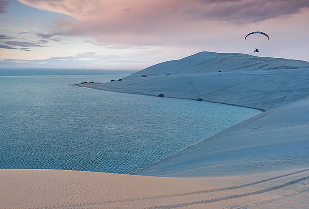 Заповедник Хор-аль-Адаид — одно из немногих мест в мире, где можно увидеть уникальную картину: песочные дюны, встречающиеся с водной гладью