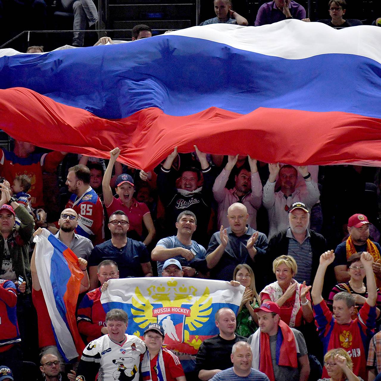 Российские флаги попали под запрет на чемпионате мира по хоккею: Хоккей:  Спорт: Lenta.ru