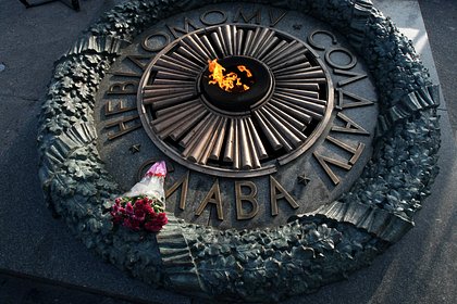 Киевляне начали нести цветы к Вечному огню в парке Славы