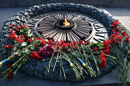 На Украине перенесли День Победы. Несмотря на это, жители Киева несут цветы к Вечному огню