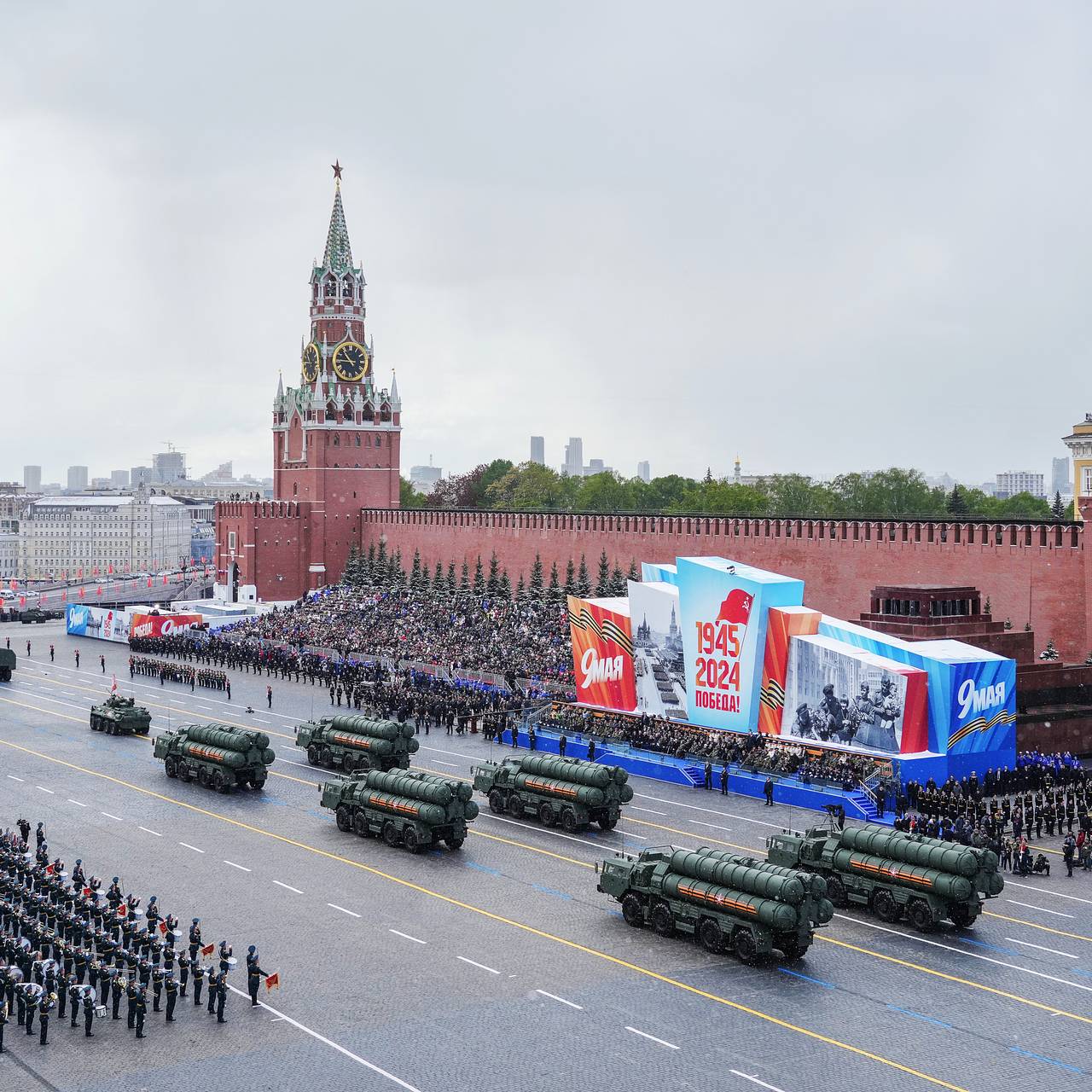 Парад Победы в Москве впервые в истории прошел под сильным снегопадом:  Политика: Россия: Lenta.ru