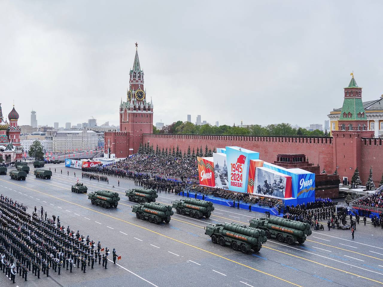 Парад Победы в Москве впервые в истории прошел под сильным снегопадом:  Политика: Россия: Lenta.ru