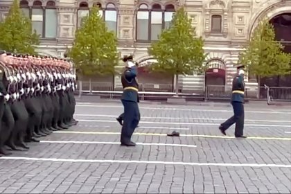 Участник Парада Победы на Красной площади потерял ботинок и пошел дальше