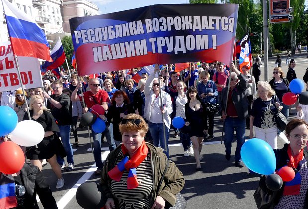 Участники торжественного шествия в Донецке, посвященного Дню самопровозглашенной Донецкой народной республики