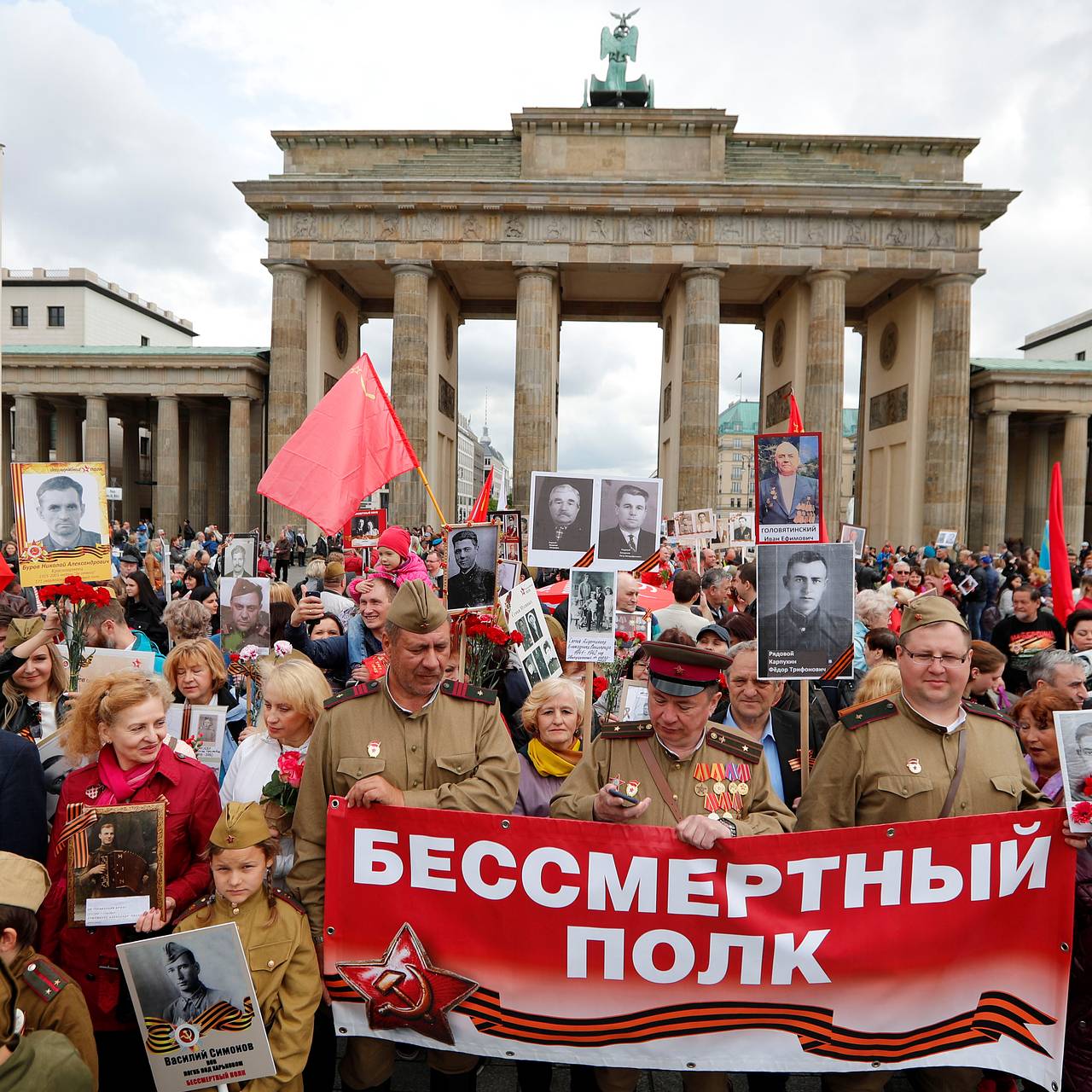 Полиция и провокаторы вмешались в шествие «Бессмертного полка» в Берлине:  Общество: Мир: Lenta.ru