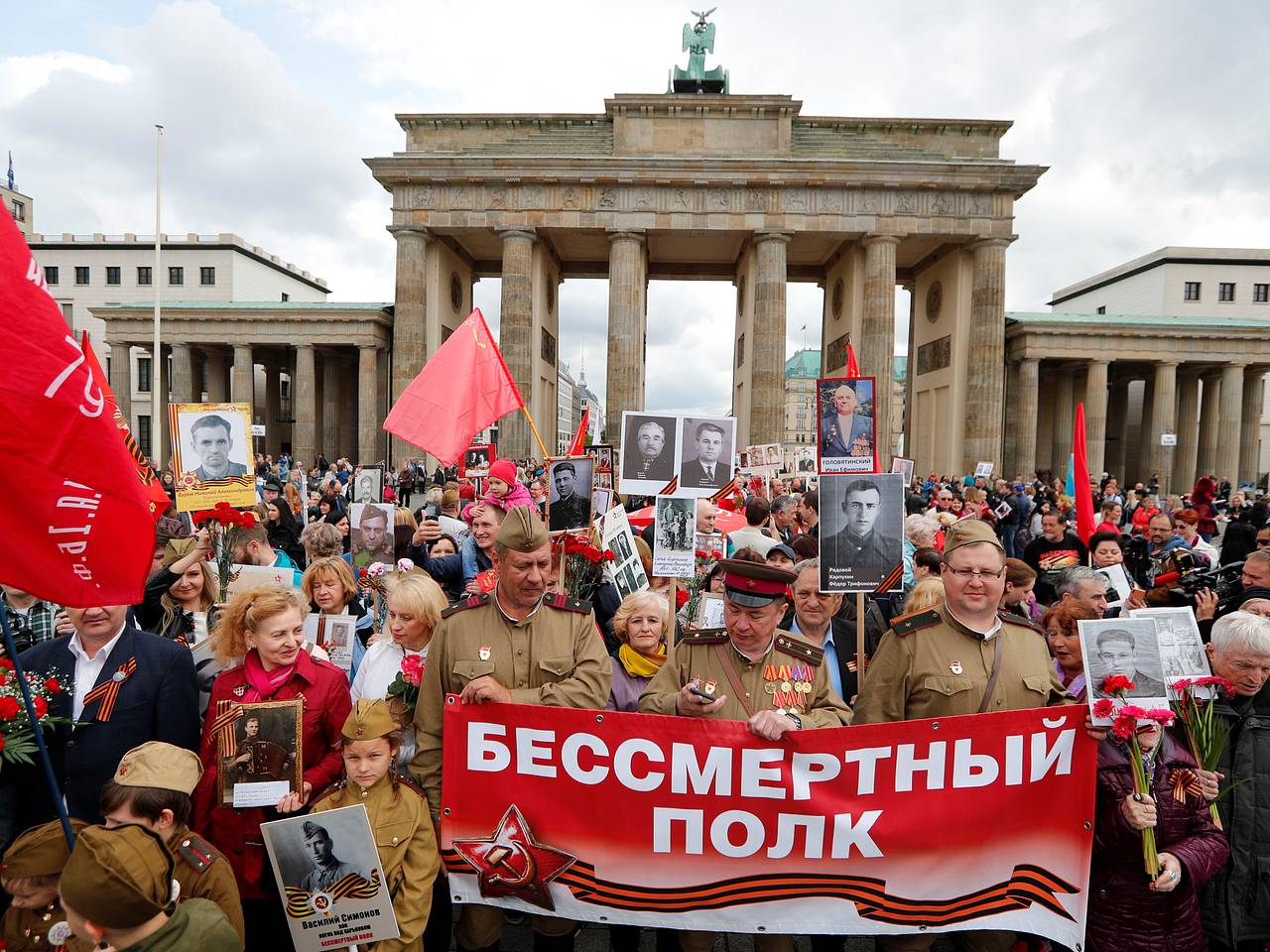 Полиция и провокаторы вмешались в шествие «Бессмертного полка» в Берлине:  Общество: Мир: Lenta.ru