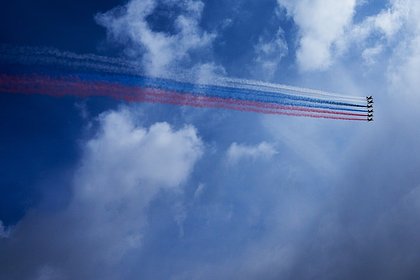 Французские пилоты раскрасили небо в цвета российского флага