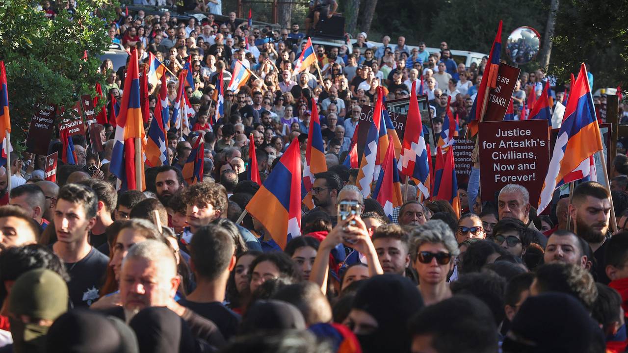 Названы возможные последствия протестов в Армении для Пашиняна: Закавказье:  Бывший СССР: Lenta.ru