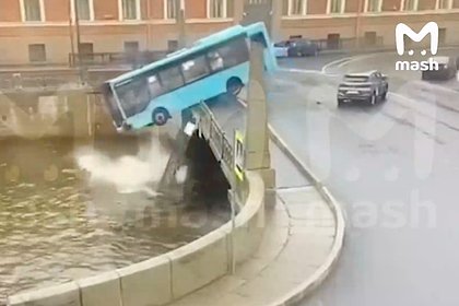 Момент падения пассажирского автобуса в реку в Петербурге попал на видео