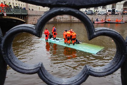 Стала известна причина падения автобуса в реку Мойку в Петербурге
