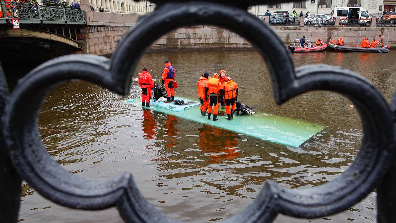 Стала известна причина падения автобуса в реку Мойку в Петербурге:  Происшествия: Россия: Lenta.ru