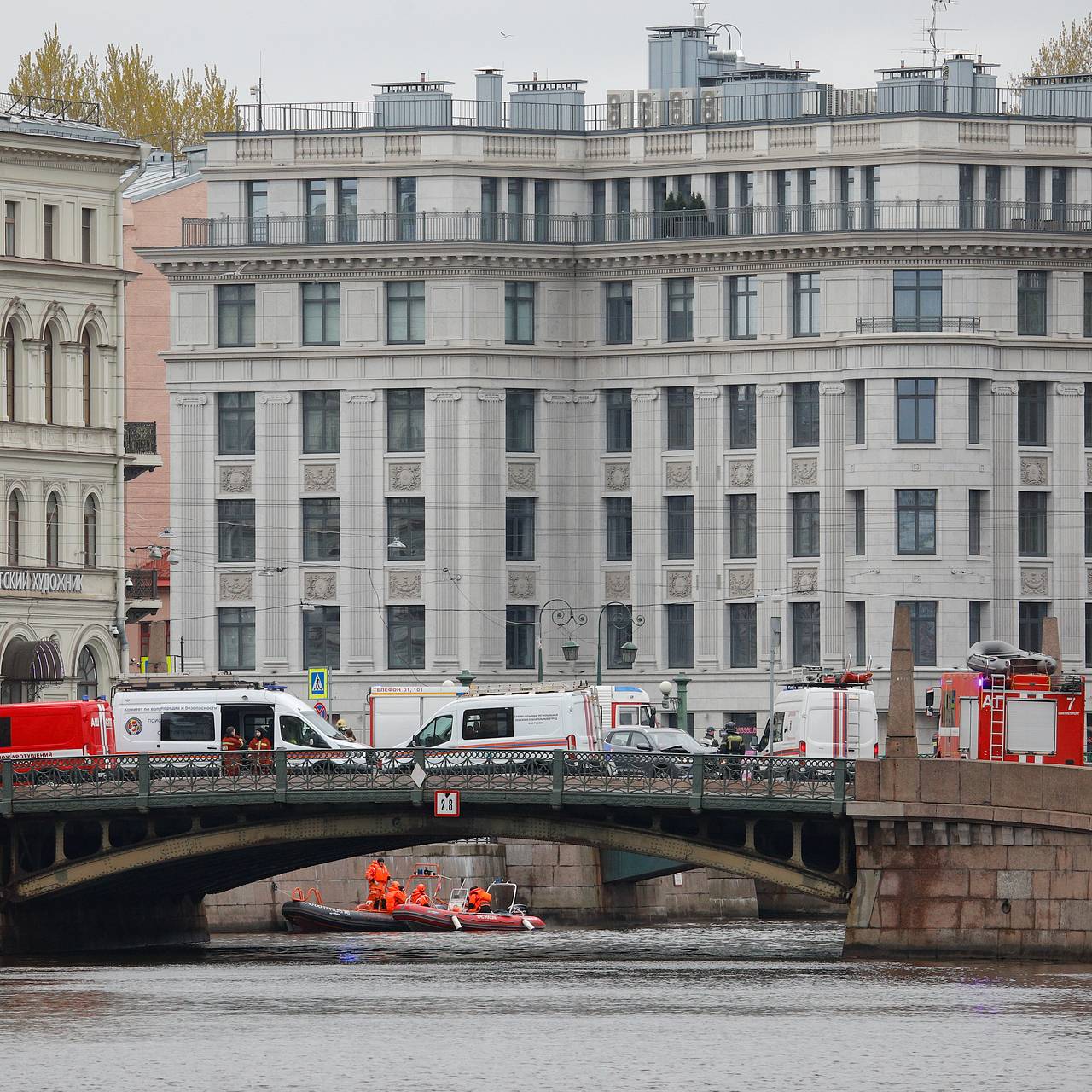 Число погибших в результате падения автобуса в Мойку увеличилось:  Происшествия: Россия: Lenta.ru