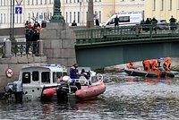 Автобус с 20 пассажирами съехал в реку в Петербурге. Пострадавших откачивали прямо на крыше