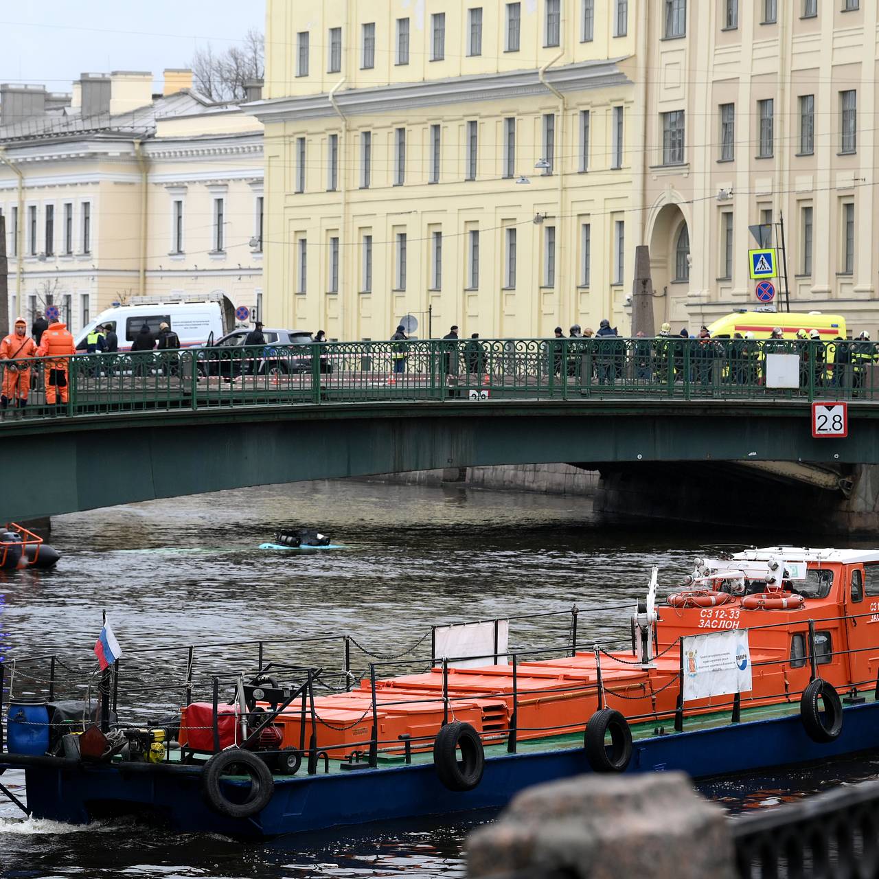 Пострадавший в ДТП с утонувшим автобусом водитель рассказал о мощном ударе:  Происшествия: Россия: Lenta.ru