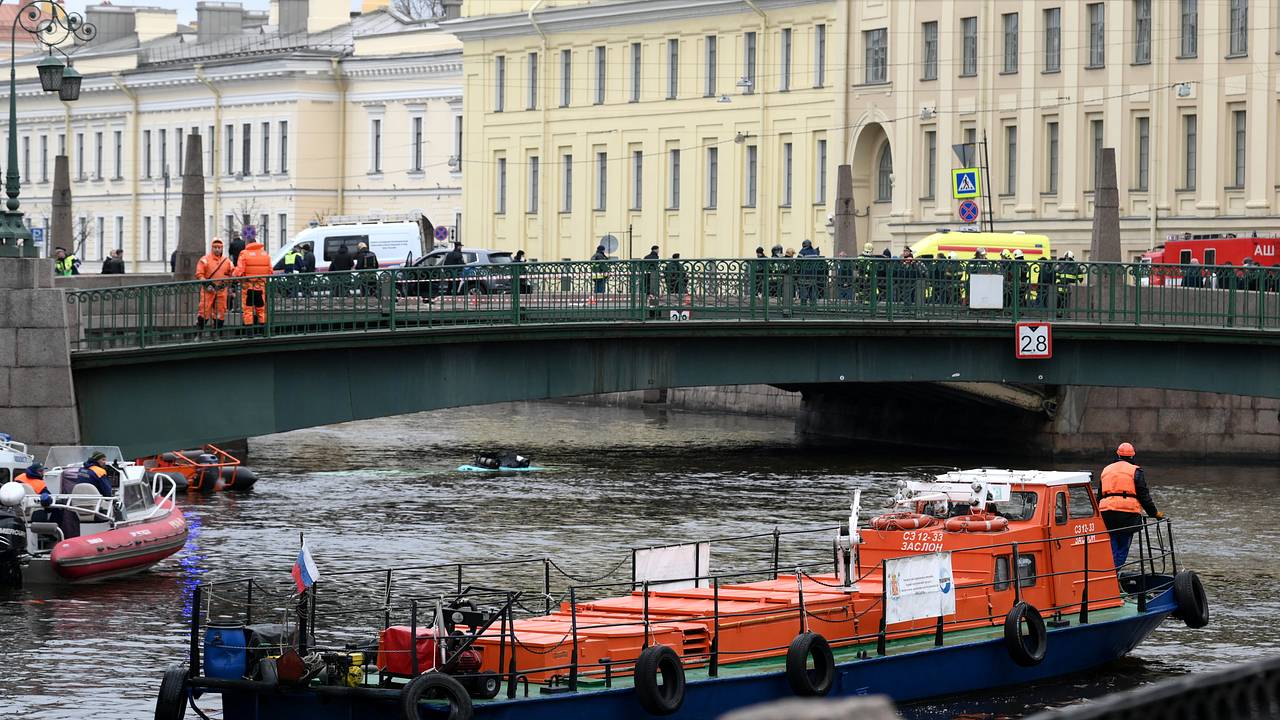 Пострадавший в ДТП с утонувшим автобусом водитель рассказал о мощном ударе:  Происшествия: Россия: Lenta.ru