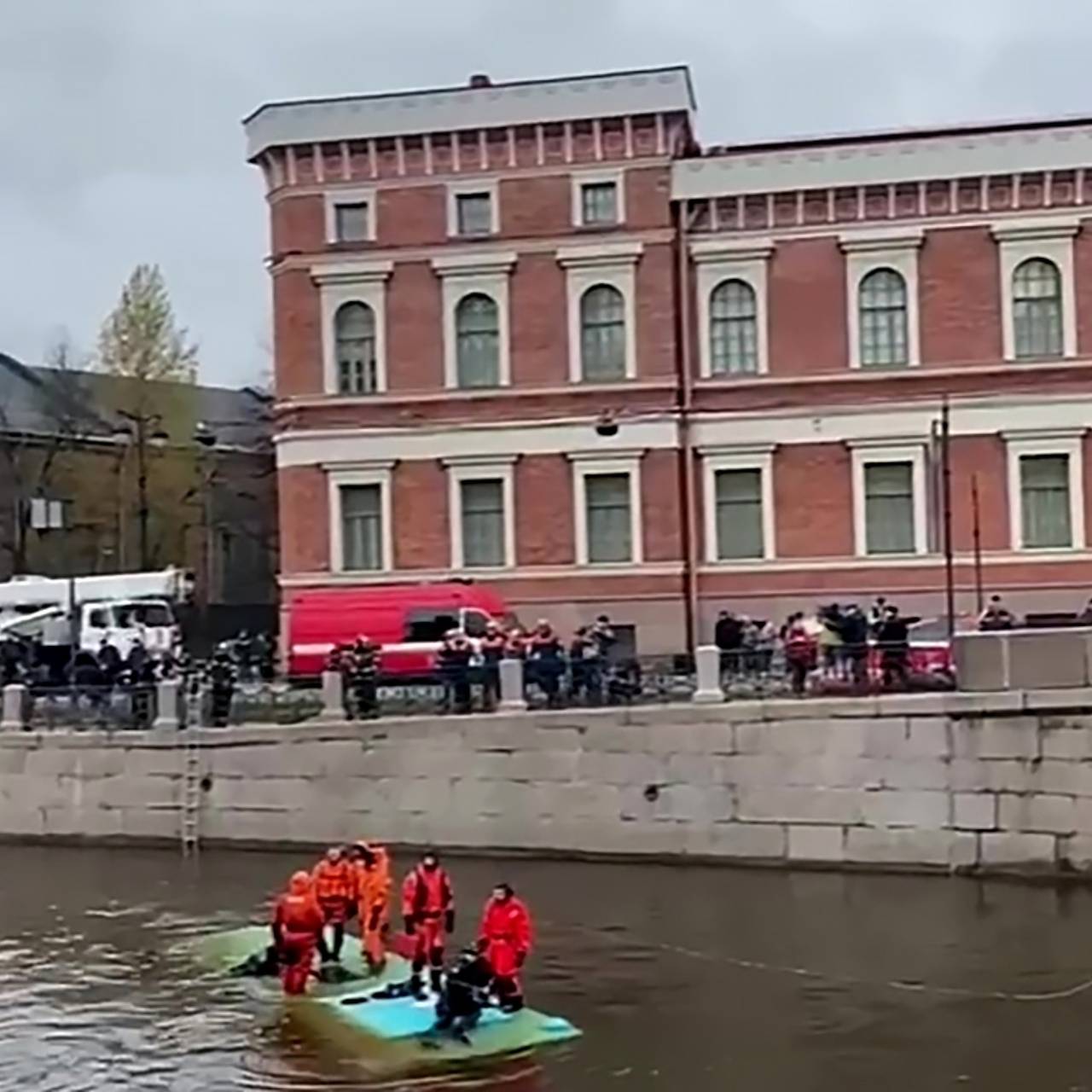 Водитель упавшего в Мойку автобуса выплыл первым и никому не помог:  Происшествия: Россия: Lenta.ru