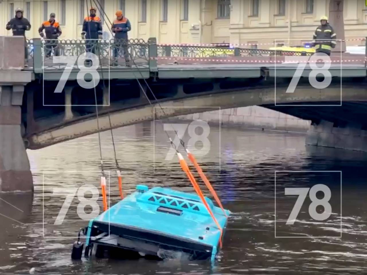 Подъем автобуса из реки Мойка в Петербурге попал на видео - WebTelek Новости