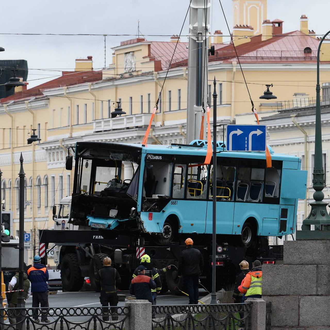 Спасатели завершили эвакуацию людей из упавшего в реку автобуса в  Петербурге: Происшествия: Россия: Lenta.ru