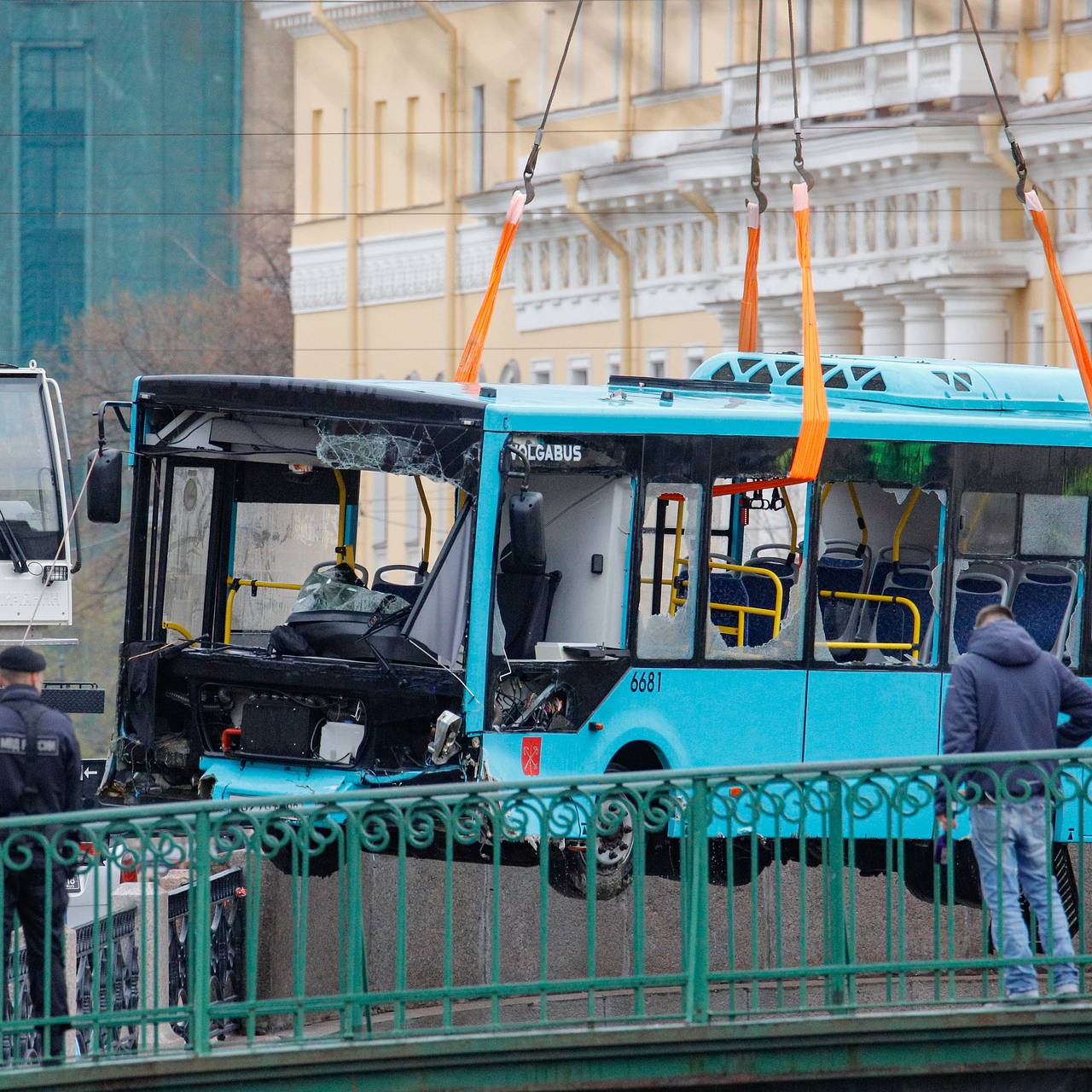 Число жертв падения автобуса в реку в Петербурге увеличилось: Происшествия:  Россия: Lenta.ru