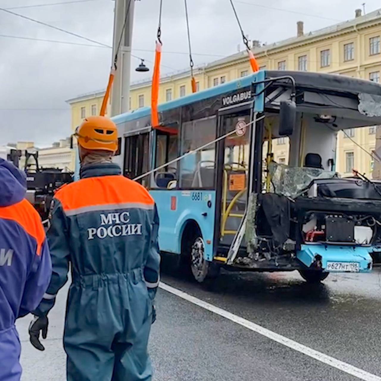 Студент рассказал о спасении людей из утонувшего автобуса в Петербурге:  Общество: Россия: Lenta.ru