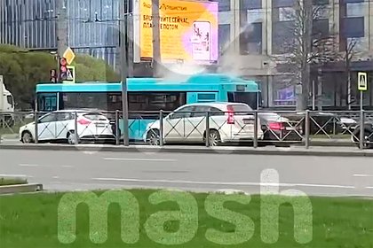 В Петербурге автобус задымился во время движения