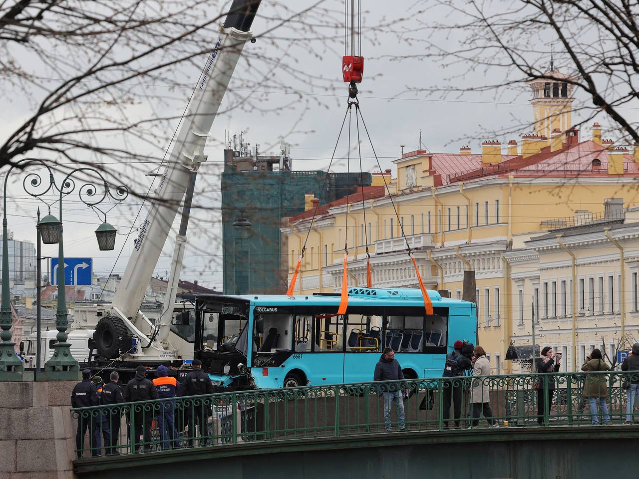 Уроженцев Дагестана наградят за спасение людей из упавшего в реку автобуса:  Общество: Россия: Lenta.ru