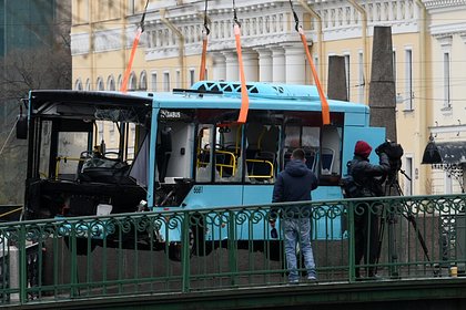 После падения автобуса в реку в Петербурге задержан организатор перевозок. В чем его подозревают?
