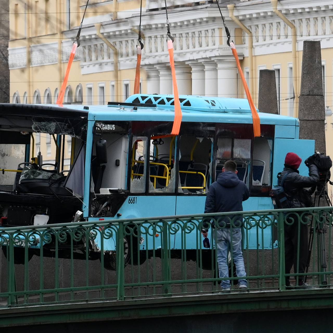 После падения автобуса в реку в Петербурге задержан организатор перевозок.  В чем его подозревают?: Следствие и суд: Силовые структуры: Lenta.ru