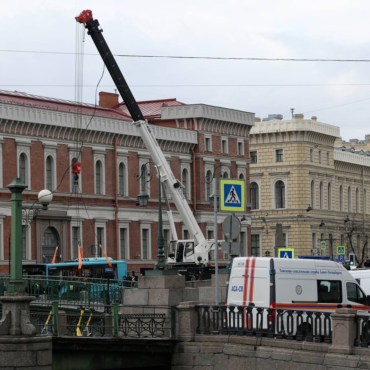 Профессор «Военмеха» погиб в результате падения автобуса в реку в Петербурге:  Происшествия: Россия: Lenta.ru