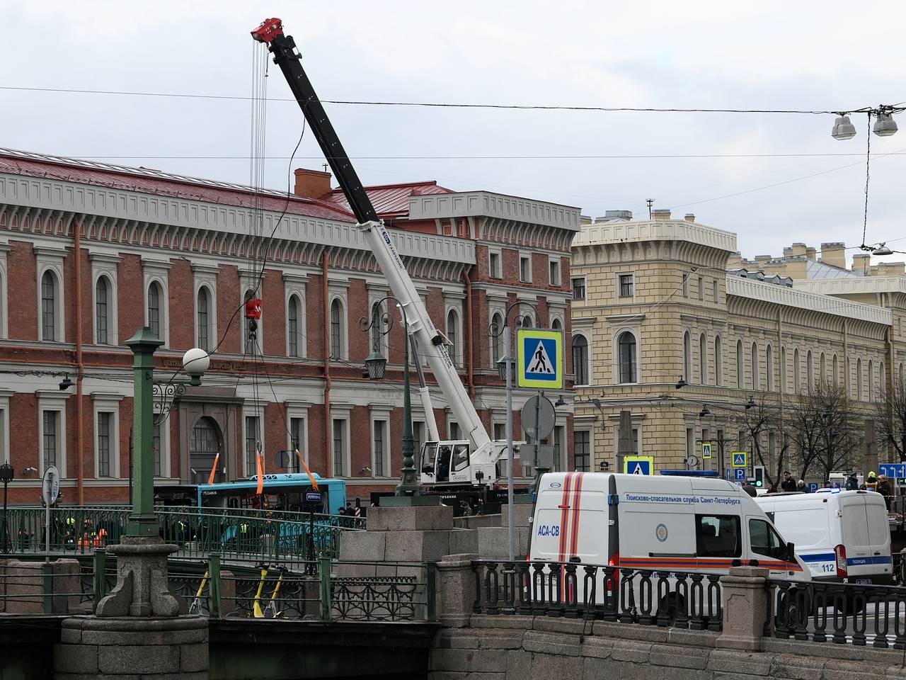 Профессор «Военмеха» погиб в результате падения автобуса в реку в Петербурге:  Происшествия: Россия: Lenta.ru