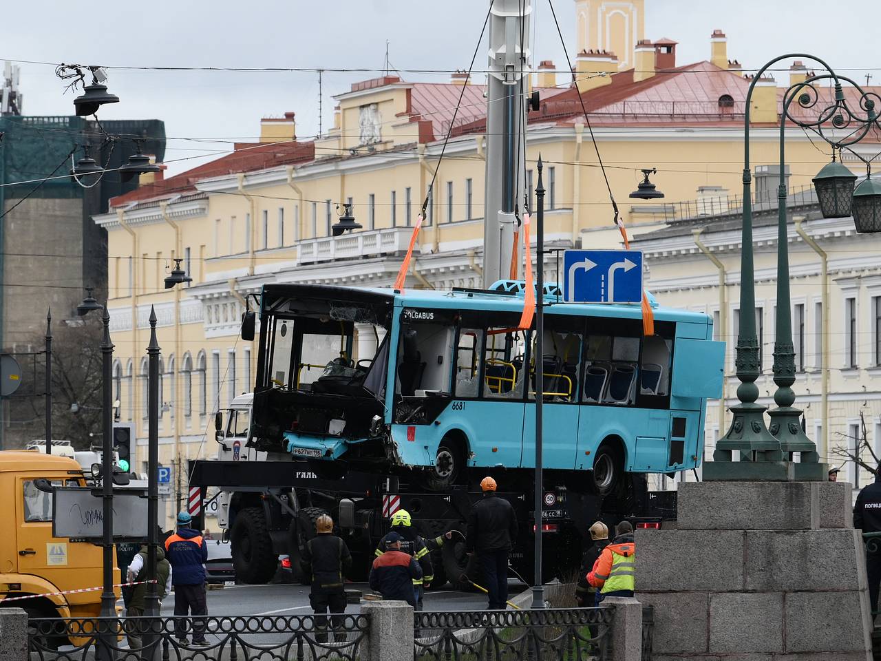 Единственный выживший при падении автобуса в Мойку пассажир рассказал об  аварии: Происшествия: Россия: Lenta.ru