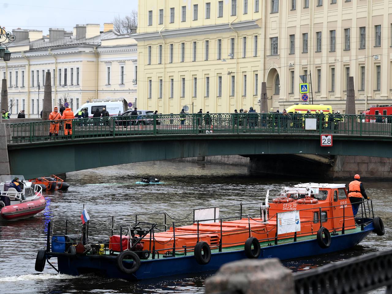 Водителю утонувшего в Петербурге автобуса предъявили обвинение: Политика:  Россия: Lenta.ru