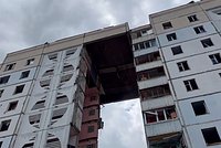 Снаряд ВСУ попал в жилой дом в Белгороде, обрушился целый подъезд. Под завалами остаются люди 