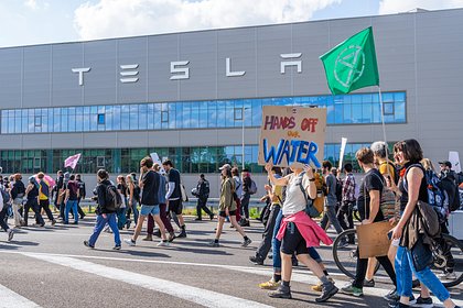 Сотни экоактивистов штурмовали завод Tesla
