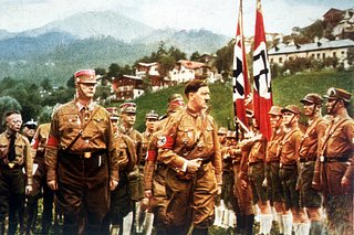 Адольф Гитлер обходит ряды коричневорубашечников, 1935 год