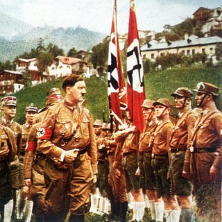 Адольф Гитлер обходит ряды коричневорубашечников, 1935 год