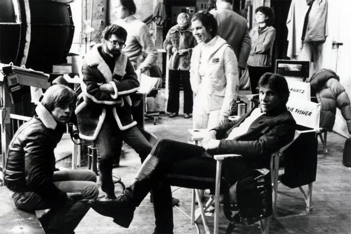 «Звездные войны: Эпизод IV — Новая надежда». США, 1977. Режиссер Джордж Лукас (второй слева) на съемочной площадке во время съемок