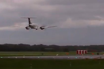 Аварийная посадка самолета с пассажирами на борту без шасси попала на видео