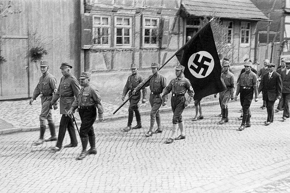 Первомайское нацистское шествие по улице Топферштрассе в городе Хайнроде в Тюрингии, 1933 год