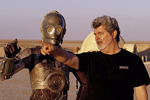 Джордж Лукас и C-3PO на съемках фильма «Звездные войны. Эпизод II. Атака клонов». Год: 2002.