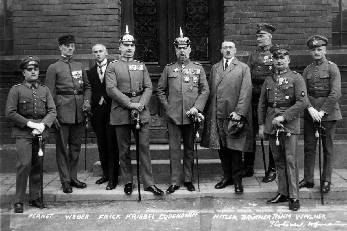 Организаторы «Пивного путча» 1923 года (слева направо): Хайнц Пернет, Фридрих Вебер, Вильгельм Фрик, Герман Крибель, Эрих Людендорф, Адольф Гитлер, Вильгельм Брюкнер, Эрнст Рём и Роберт Вагнер