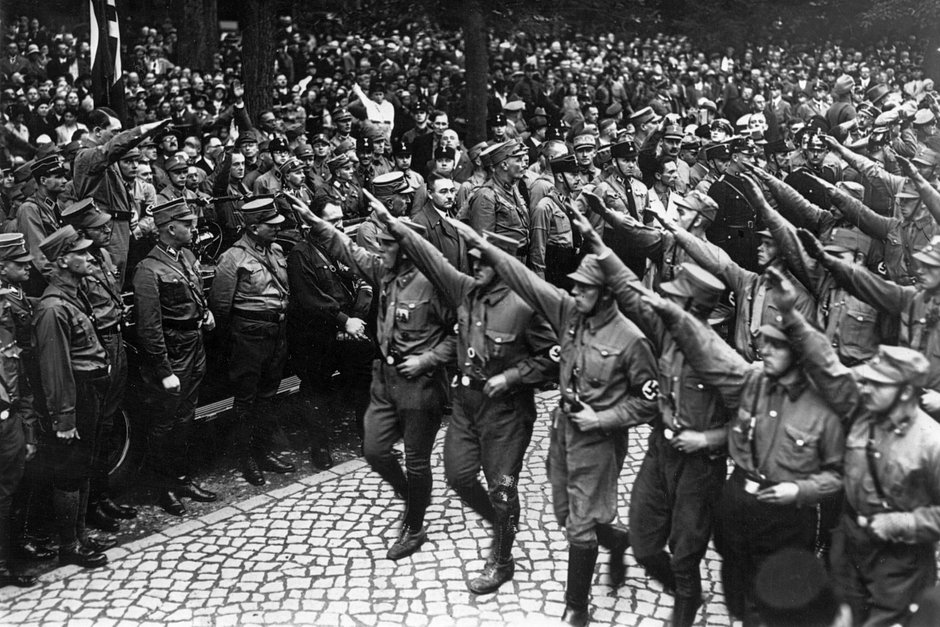 Адольф Гитлер принимает нацистский парад, 1935 год