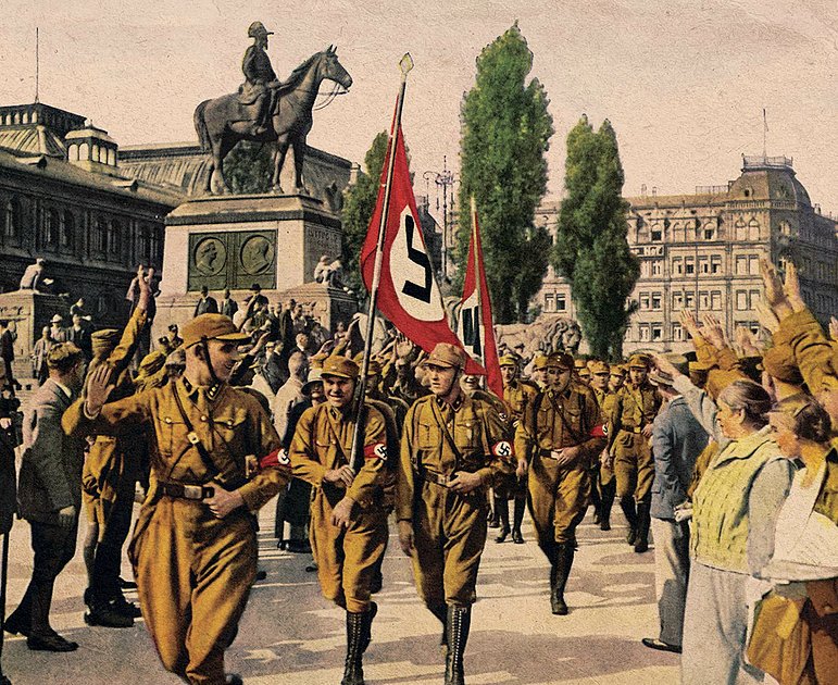 Штурмовики СА во главе с Хорстом Весселем маршируют по улицам Нюрнберга, 1929 год
