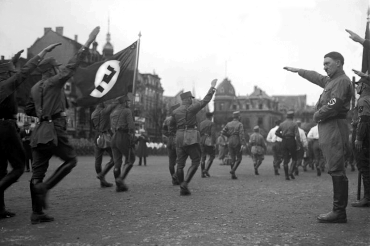 Адольф Гитлер принимает парад штурмовиков СА в Брауншвейге, 1932 год 