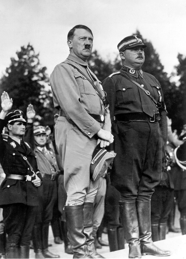 Адольф Гитлер и Эрнст Рём (справа), 1933 год