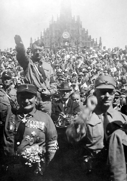 Адольф Гитлер и Герман Геринг (слева на переднем плане) со своими сторонниками во время съезда НСДАП перед церковью Фрауэнкирхе в Нюрнберге. Август 1929 года