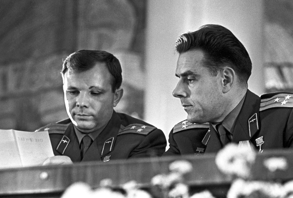 Летчики-космонавты СССР Юрий Гагарин (слева) и Владимир Комаров 