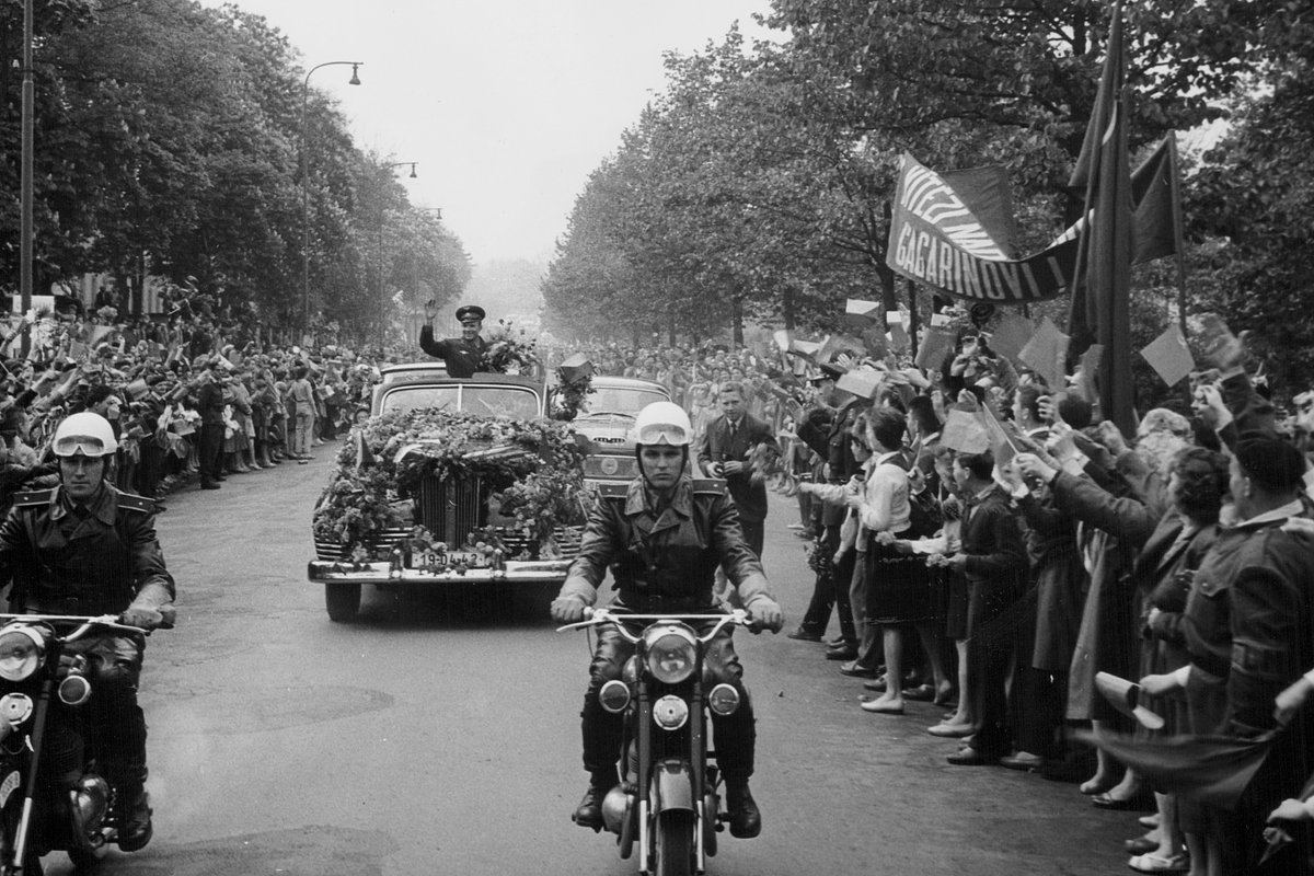 Толпы людей приветствуют Юрия Гагарина во время его официального визита в  Чехословакию, апрель 1961 года